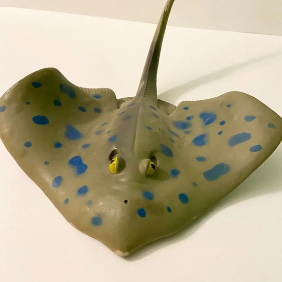 Vintage Rubber Sting Ray Manta Ray Figure 15 Inch Long Toy - Picture 3 of 11